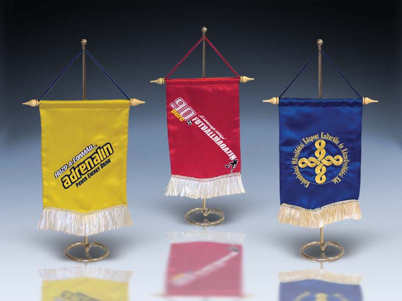 asztali zászló céges logóval hímezve